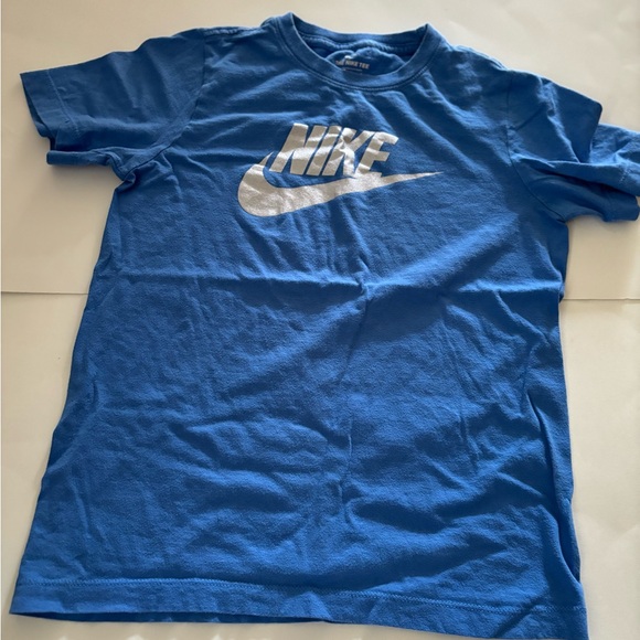Nike T Shirt Boys Size Medium Blue With Silver Center Check Short Sleeve - Picture 1 of 3